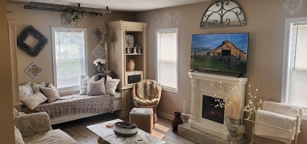 TV, fireplace