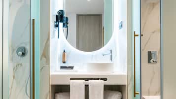 Habitación Confort con 1 cama doble o 2 individuales | Ropa de cama de alta calidad, edredones de plumas, caja fuerte