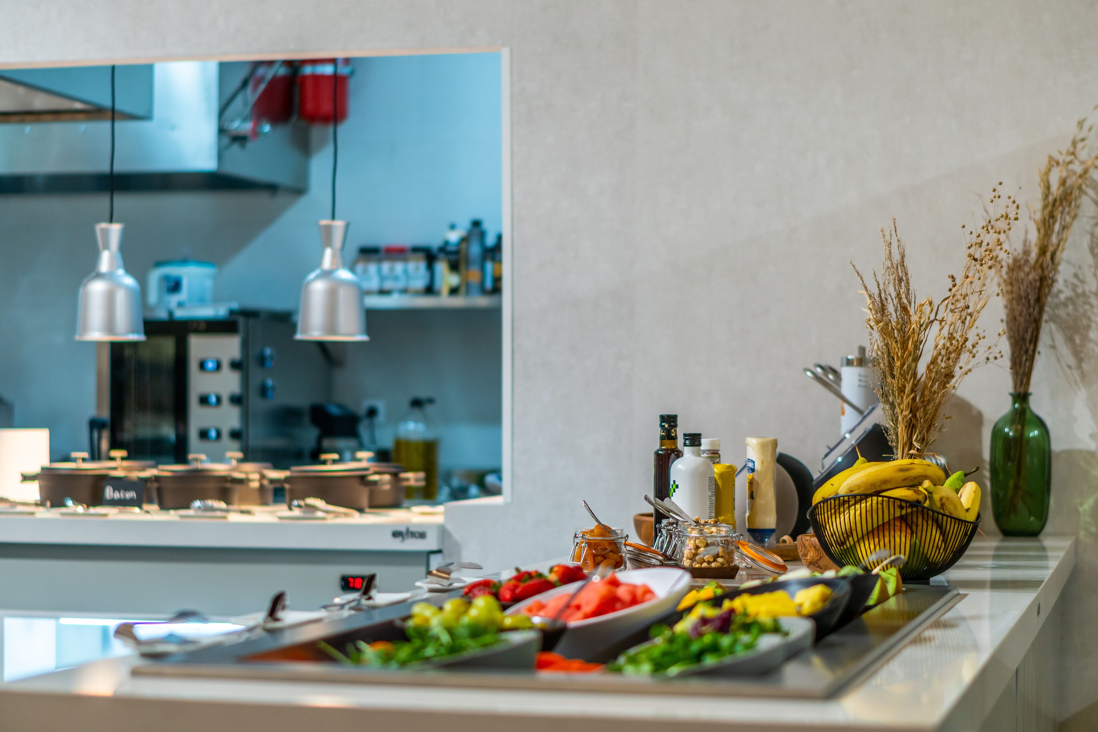 Un plan de travail de cuisine avec divers aliments et appareils de cuisine.