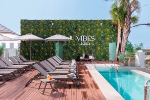 Een seizoensgebonden buitenzwembad en parasols bij het zwembad