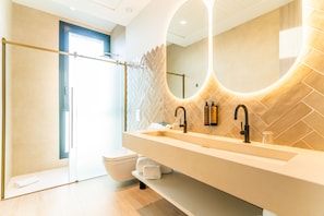 Deluxe Double Room | Bathroom | Shower, rainfall showerhead, hair dryer, towels - Hotel Málaga Vibes (Málaga)