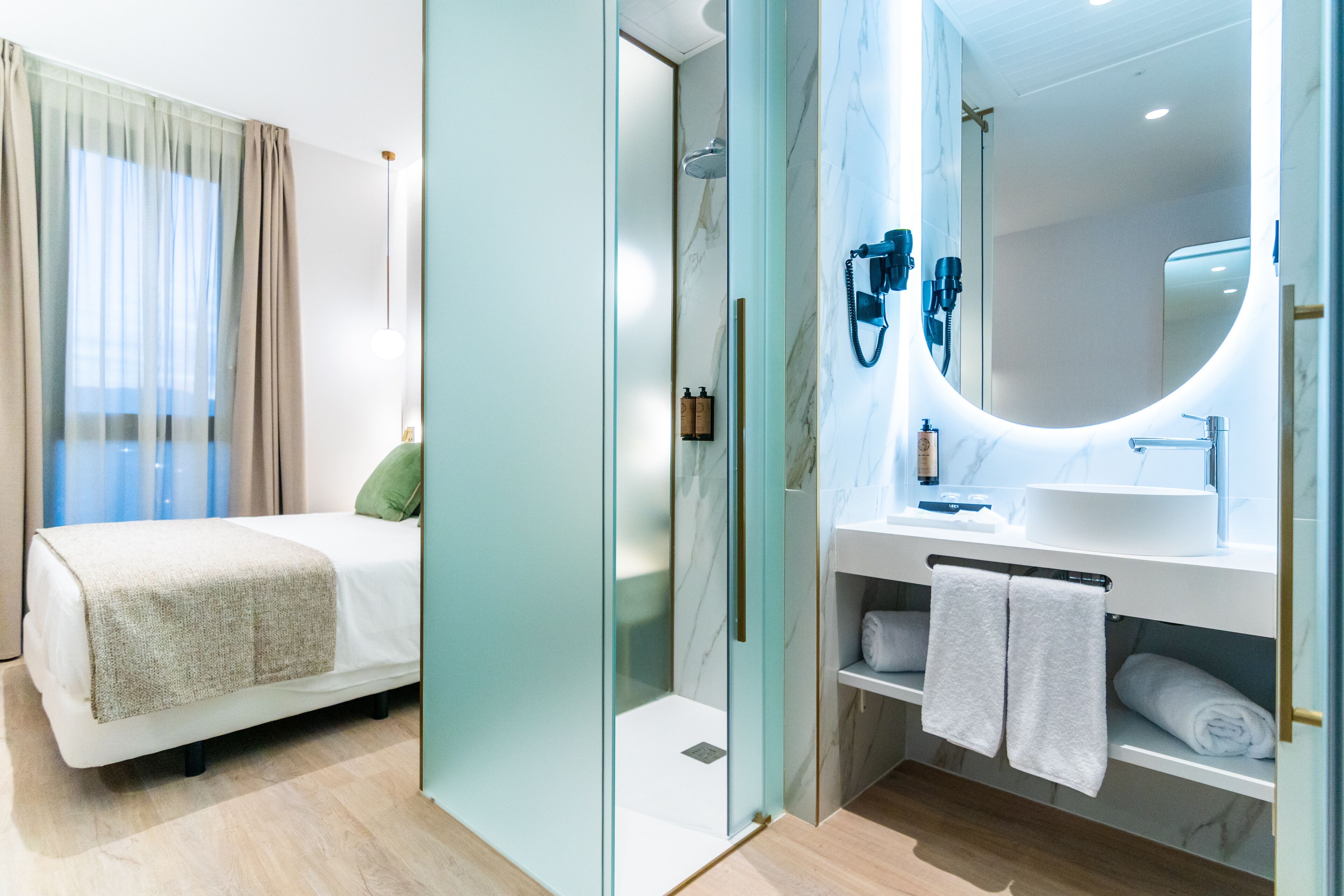 Comfort kamer, 1 twee- of 2 eenpersoonsbedden | Luxe beddengoed, donzen dekbedden, een kluis op de kamer, een bureau