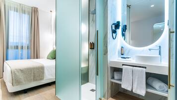 Comfort kamer, 1 twee- of 2 eenpersoonsbedden | Luxe beddengoed, donzen dekbedden, een kluis op de kamer, een bureau