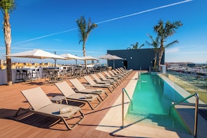 Seasonal outdoor pool, pool umbrellas, sun loungers