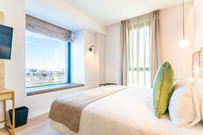 Deluxe tweepersoonskamer | Luxe beddengoed, donsdekens, een kluis op de kamer, een bureau
