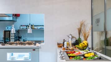 Zona de bufé con diversos alimentos y acompañamientos.