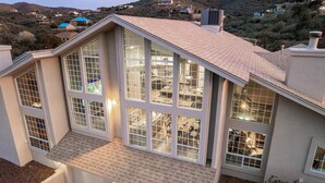 A large house with multiple large windows and a sloped roof. - New Luxury Prescott Lynx B B 4k ft2 Sleeps 22 (Prescott)
