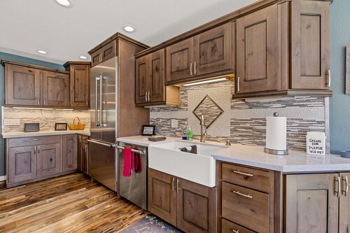 Spacious Canyon Peak Pine View Home Game Room Hot Tub