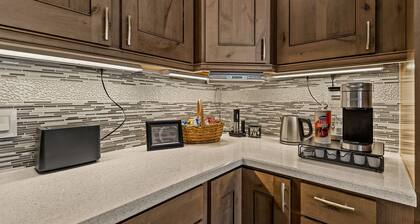 Spacious Canyon Peak Pine View Home Game Room Hot Tub