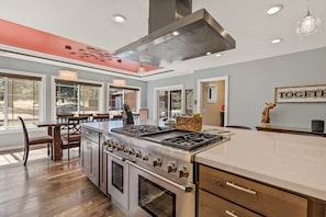 House | 5 bedrooms, desk