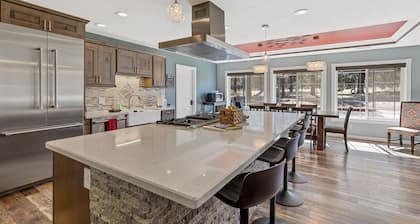 Spacious Canyon Peak Pine View Home Game Room Hot Tub