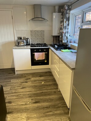 Refrigerador, microondas, horno y parrilla de estufa