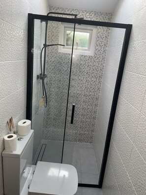 Secadora de cabello, toallas, jabón, papel de baño