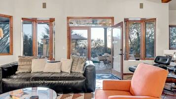 Televisión, chimenea, videojuegos, oficina