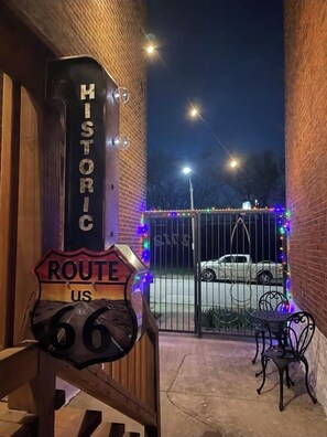 Un edificio in mattoni con un cartello che riporta la scritta 'HISTORIC ROUTE US 66'.