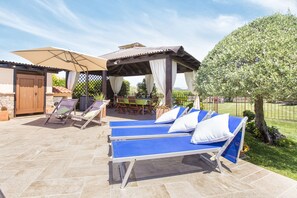 Outdoor dining - Your vacation surrounded by greenery at Villa Irde (6 rooms 6 bathrooms) (Alghero)