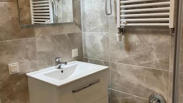 Shower, hair dryer, bidet, towels