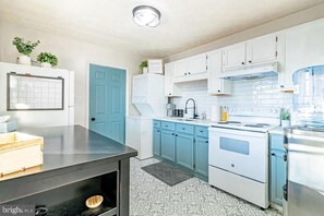 Kylskåp, mikrovågsugn, ugn och spishäll