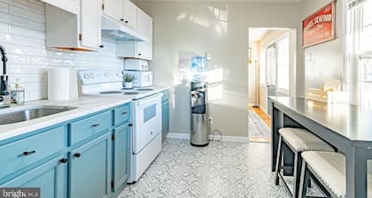 2 Bedroom Cozy Beach Cottage with Water Access