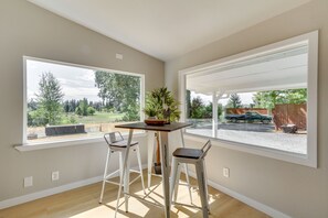 Interior - Chehalis Getaway w/ Golf Course View + Fire Pit! (Chehalis)
