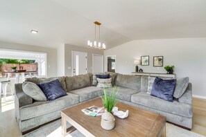 TV, fireplace, foosball - Chehalis Getaway w/ Golf Course View + Fire Pit! (Chehalis)