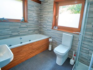 A modern bathroom with a bathtub, toilet, and sink. - Arenig - Bala Lake (Bala)