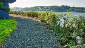 A gravel path leading to a lakeside area with a viewing platform and a bench. - Arenig - Bala Lake (Bala)