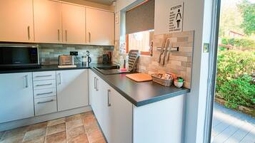 Frigorifero, bollitore elettrico, tostapane, pentole/stoviglie/utensili