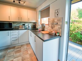 Geladeira, chaleira elétrica, torradeira