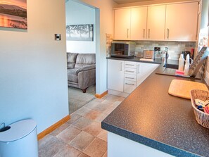 Kühlschrank, Wasserkocher, Toaster, Kochgeschirr/Geschirr/Besteck