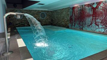 Een binnenzwembad en een verwarmd zwembad