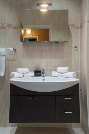 Deluxe Apartment | Bathroom | Towels