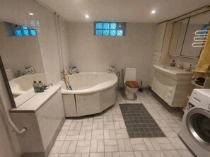 Apartment | Badezimmer | Dusche, Handtücher