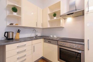 Kühlschrank, Mikrowelle, Ofen, Herdplatte