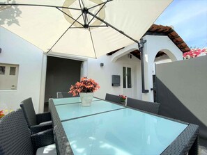 Outdoor dining - Holiday apartment with heatable saltwater pool (Krk)