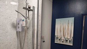 House, Multiple Beds | Bathroom | Combined shower/bathtub, deep-soaking bathtub, hair dryer, towels - Charming 2BR House Close 2 Leeds City Centre Wi-fi (Leeds)