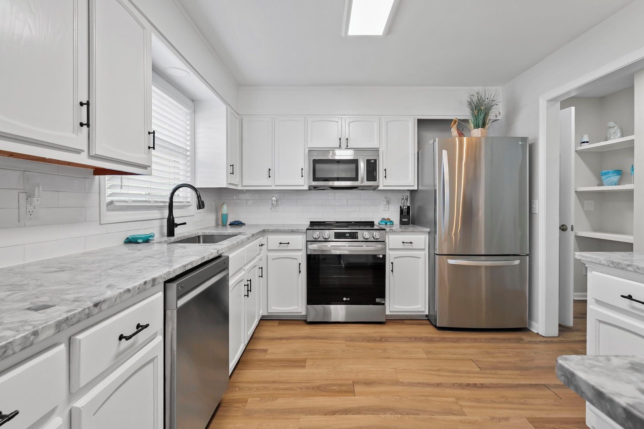 Een koelkast, een microgolfoven, een oven, een kookplaat