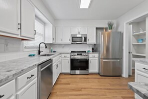 Køleskab, mikrobølgeovn, ovn, kogeplade