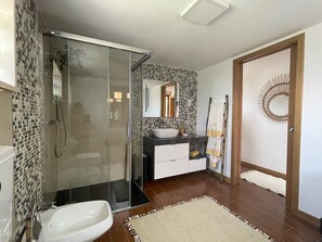 Douche, sèche-cheveux, bidet, serviettes fournies