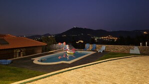 A swimming pool with lounge chairs and a view of distant hills. - Refugio, Castelo de Paiva (Pedorido)