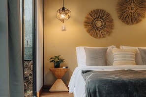 Deluxe Cabin 4 | Soundproofing, iron/ironing board, free WiFi, bed sheets
