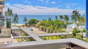 A resort with a pool, palm trees, and a view of the ocean. - Fantastic condo w beach service/615 (Miami Beach)