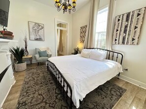 3 bedrooms, iron/ironing board, travel cot, free WiFi - Beautiful New Orleans Shotgun Home 7 mins to FQ (New Orleans)