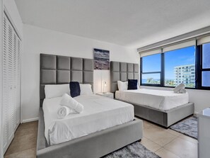 2 habitaciones, tabla de planchar con plancha y cuna de viaje