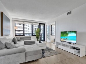 Smart TV - Cozy 2 Bedroom Ocean View / Beach Service / 707 (Miami Beach)