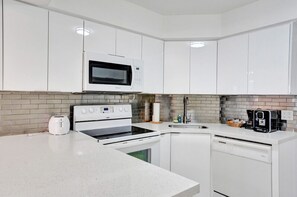 雪櫃、微波爐、焗爐、爐具