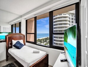 2 habitaciones, tabla de planchar con plancha y cuna de viaje