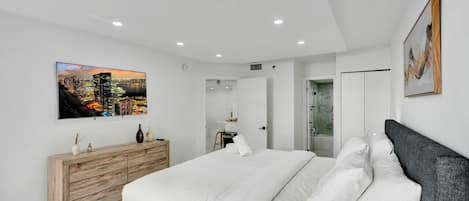 3 habitaciones, tabla de planchar con plancha y cuna de viaje