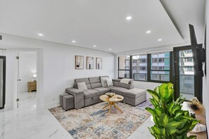 Smart TV, ping pong - Cozy Ocean View Condo / Beach Service / 610 (Miami Beach)