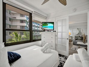 2 bedrooms, iron/ironing board, travel cot, WiFi - Charming Ocean View Condo / Beach Service / 516 (Miami Beach)